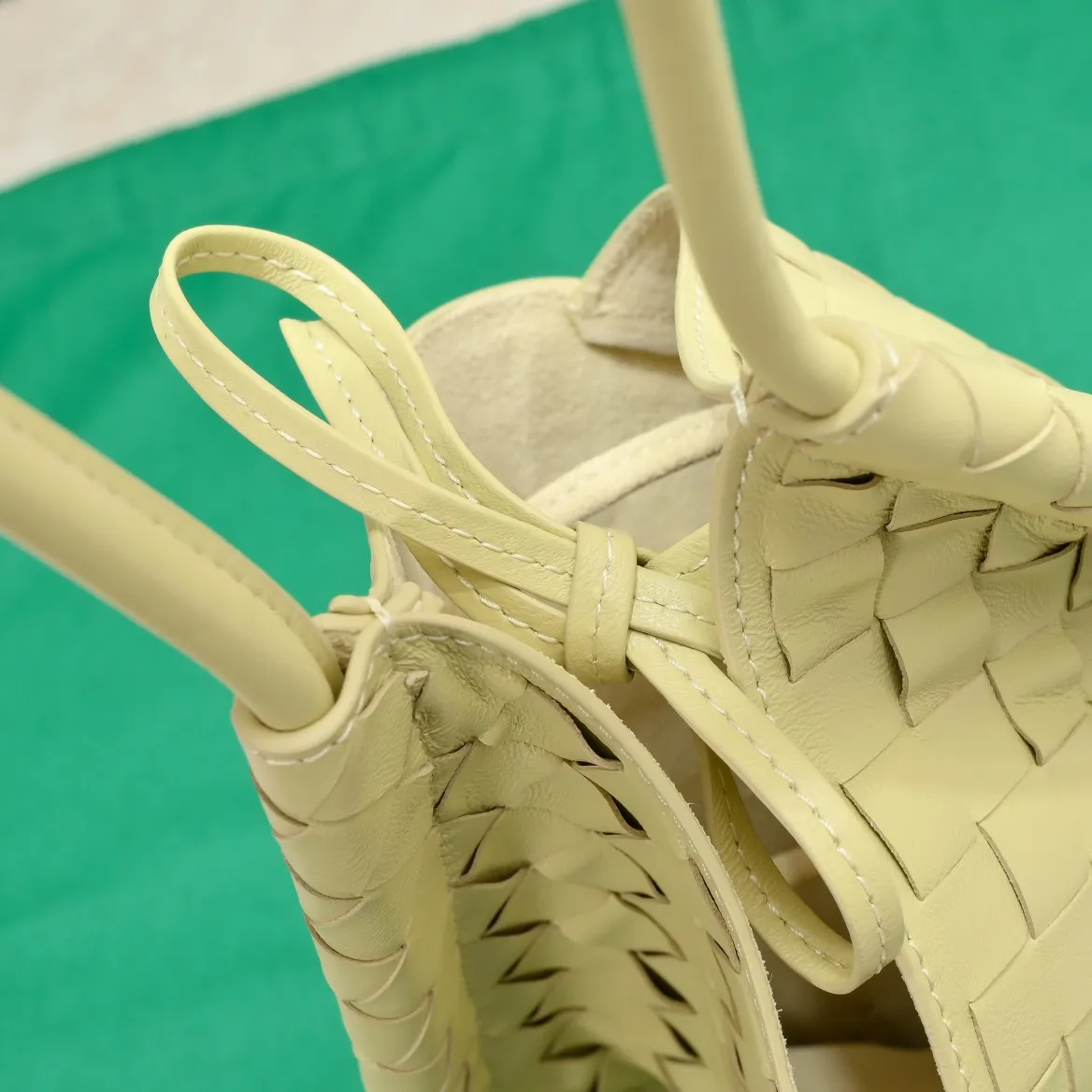 Batch 1700 #BottegaVeneta Bottega The same style as Yang Mi Solstice Shoulder Ba's latest bag type. It also comes with a small bag inside. Very casual style 🔥 High-end, quiet and simple bag from BV show, "Solstice" dark green, black, ice cream color, various colors present different aesthetics The knots made with jewelry-grade craftsmanship, under the collision of soft leather and metal, present a unique sense of high-end. Elegant, casual, and unique. Style number: 0898 Size: 26*3*30cm